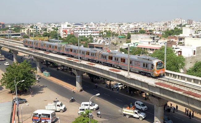 कोलकाता : मेट्रो की एसी खराब, यात्रियों ने किया हंगामा