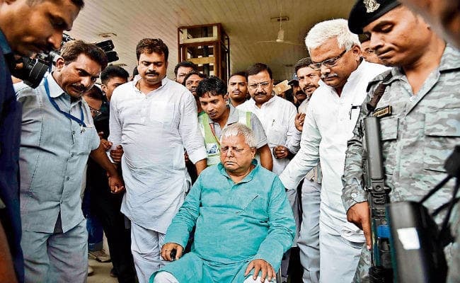 मुंबई में हार्ट का इलाज करा कर घर पहुंचे लालू, राबड़ी क‍ी आंखें डबडबायी, 2 हफ्ते बाद ऑपरेशन के लिए फिर जायेंगे मुंबई