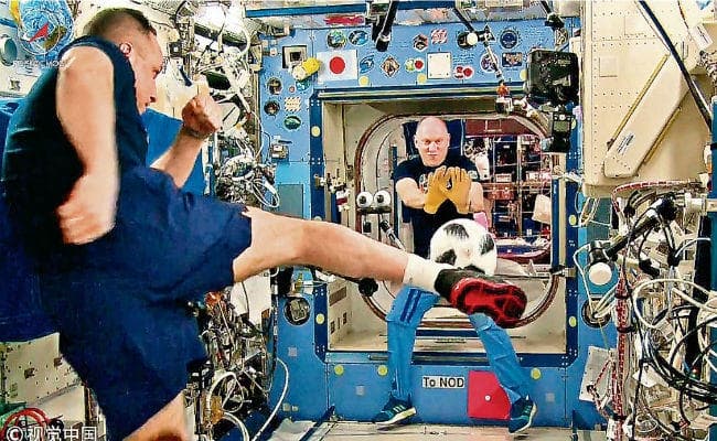 FIFA World Cup: धरती से अंतरिक्ष तक विश्व कप फुटबॉल के रंग में रंगने लगे खेलप्रेमी