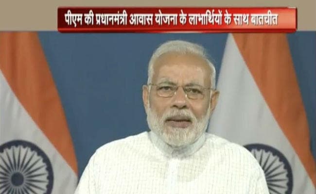 VIDEO : आवास योजना के लाभार्थियों से बात करते हुए पीएम मोदी ने की झारखंड की रानीमिस्त्री की तारीफ