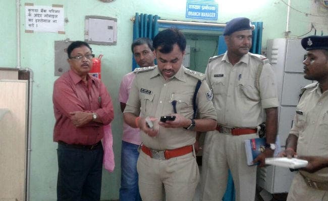 बाइक सवार अपराधियों ने SBI की शाखा से दिनदहाड़े लूटे 25 लाख रुपये, हवाई फायरिंग कर फरार हुए अपराधी