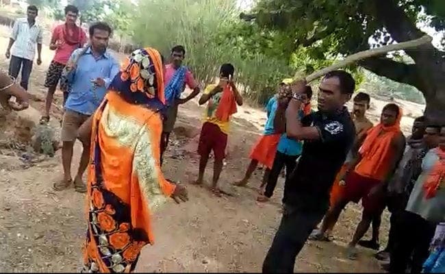 झारखंड : बोकारो में पंचायत लगाकर दो महिलाओं और उनके दोस्तों की बेरहमी से पिटाई, Video Viral