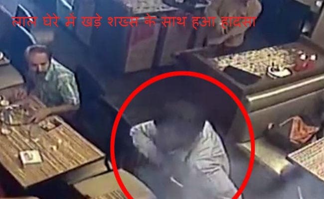 VIDEO : मोबाइल रखा था जेब में, खा रहा था खाना, और हो गया ब्लास्ट, देखें वीडियो