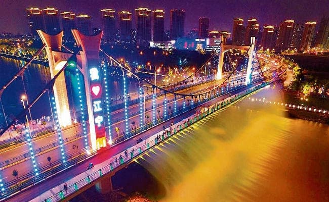 चीन ने ऐसा बनाया पुल जो बदलता है रंग