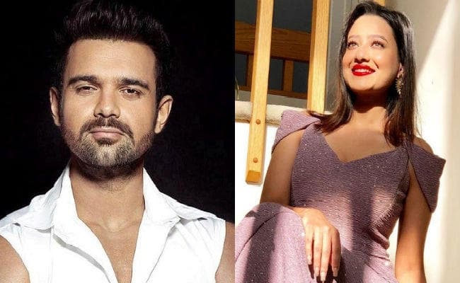 मिथुन चक्रवर्ती के बेटे मिमोह इस अभिनेत्री संग करेंगे शादी, जानें ये खास बातें मिथुन चक्रवर्ती के बेटे मिमोह इस अभिनेत्री संग करेंगे शादी, जानें ये खास बातें