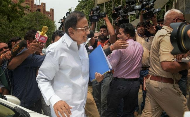 आईएनएक्स मीडिया मामला : पूछताछ के लिए सीबीआई मुख्यालय पहुंचे पूर्व वित्त मंत्री चिदंबरम