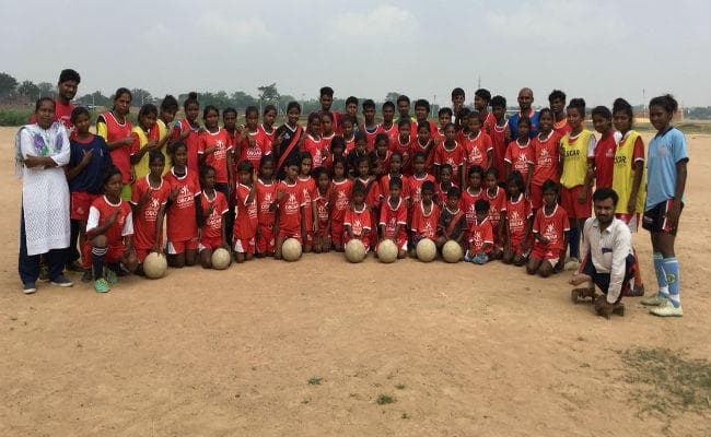 यहां दिखता है फुटबॉल का भविष्य : बाल विवाह से बचकर अब इंग्लैंड- रूस जा रहीं है झारखंड की बच्चियां