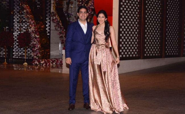 नीता अंबानी ने बेटे की सगाई का कार्ड सिद्धविनायक मंदिर में दिया