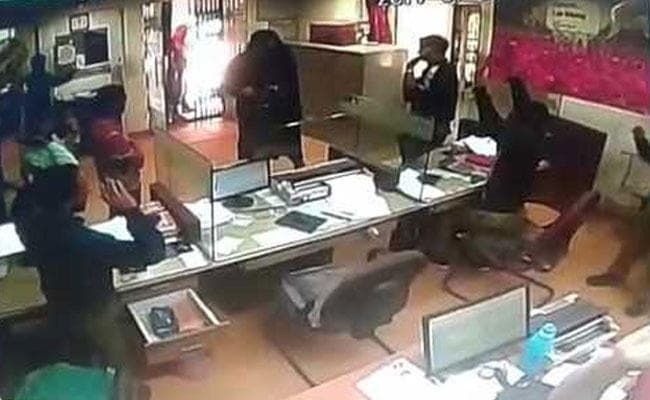 हुगली में बैंक से 13 लाख की लूट, बाइक से आये छह बदमाशों ने बैंक शाखा पर बोला धावा