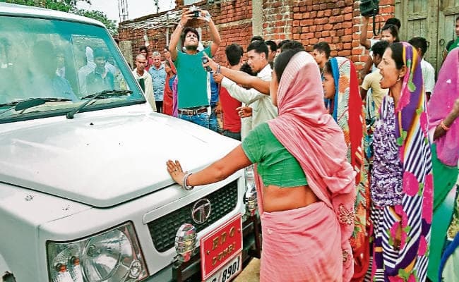 गिरिडीह : भूख से मौत की जांच के लिए डुमरी गयी टीम, झेलना पड़ा आक्रोश, ग्रामीणों ने कहा, जांच टीम ने भेजी गलत रिपोर्ट