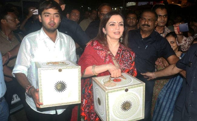 मुकेश अंबानी के बेटे की सगाई का कार्ड सोशल मीडिया पर वायरल, जानें खासियत