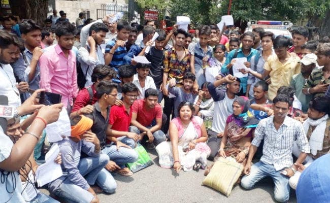 इंटरमीडिएट परीक्षा परिणाम : त्रुटियों को लेकर BSEB पहुंचे छात्रों का उपद्रव, पुलिस ने भांजी लाठियां