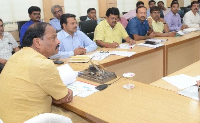 विद्युतीकरण एजेंसियों को CM रघुवर की फटकार, काम में तेजी लाएं नहीं तो करेंगे ब्‍लैक लिस्‍ट