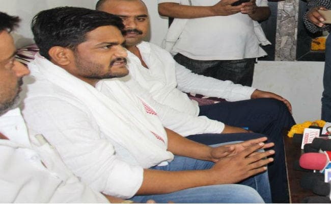 मध्य प्रदेश में हार्दिक पटेल की कार पर फेंके गये अंडे, चप्पल और पत्थर