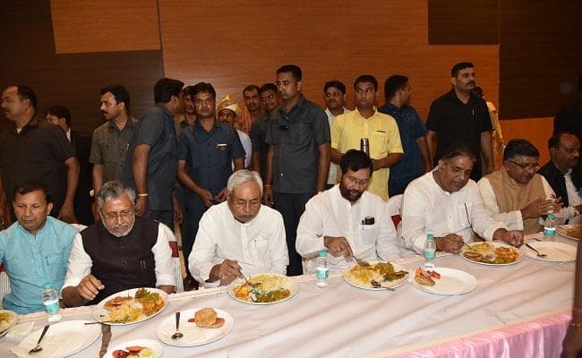NDA का भोज, 8 साल बाद बिहार में दिखा ऐसा नजारा, कुशवाहा को छोड़ सभी दलों के नेता हुए इकट्ठा