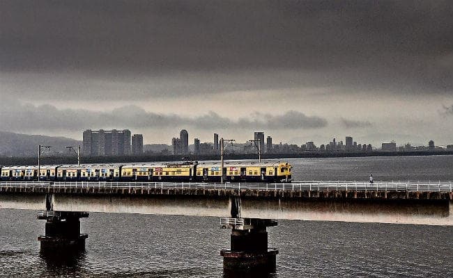 मॉनसून: मुंबई में ‘बहुत भारी’ बारिश की चेतावनी, हाइ अलर्ट, अफसरों की छुट्टियां रद्द, इन 5 राज्यों में आ  सकती है बाढ़