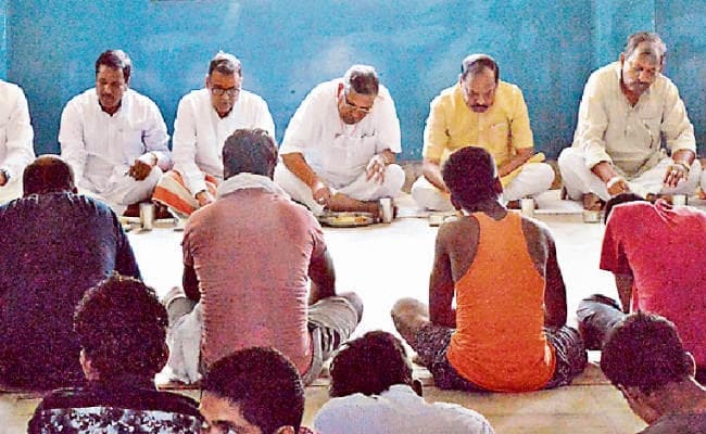 जमशेदपुर : सीएम ने शिक्षार्थियों के साथ जमीन पर बैठ खाना खाया