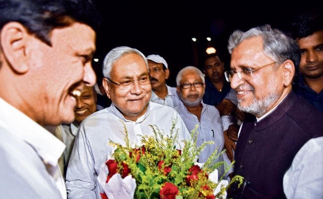 पटना : गर्मजोशी से 8 साल बाद भोज पर मिले एनडीए के नेता, एकजुटता का दावा, जानिए किसने क्या कहा ?