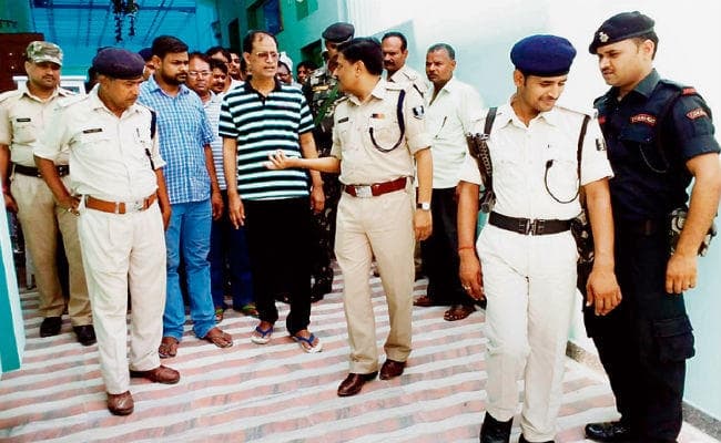 गोपालगंज : डॉक्टर के घर में हथियार से लैस डकैतों का तांडव हाथ-पैर बांध 30 लाख रुपये लूटे, परिवार पर किया हमला भी