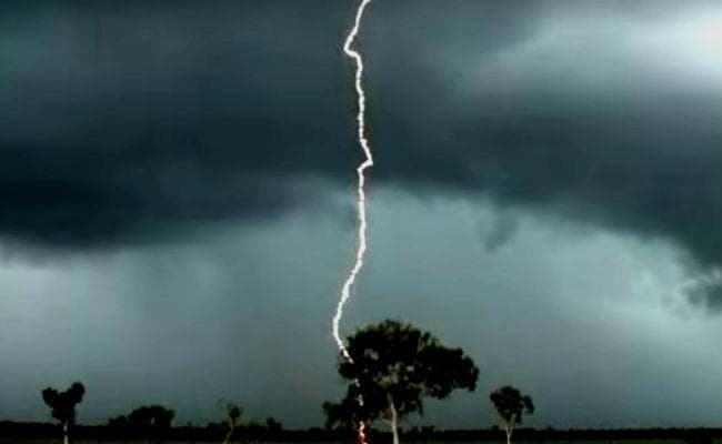 बाराबंकी में आकाशीय बिजली गिरने से दर्दनाक हादसा, एक व्यक्ति समेत 8 बकरियों की मौत, 3 लोग झुलसे