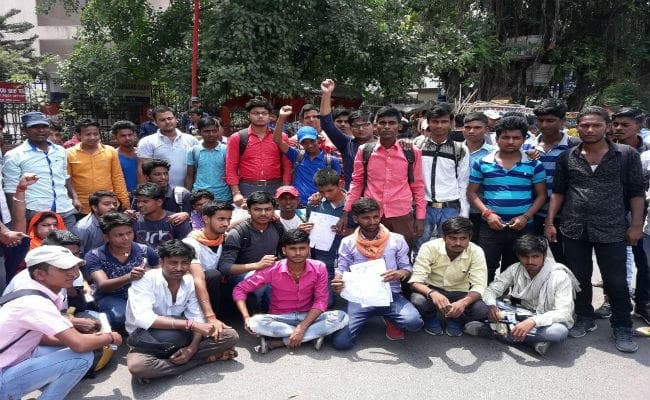 रिजल्ट में देरी से नाराज छात्रों ने नालंदा मेडिकल कॉलेज में जड़ा ताला, प्रदर्शन दूसरे दिन भी जारी