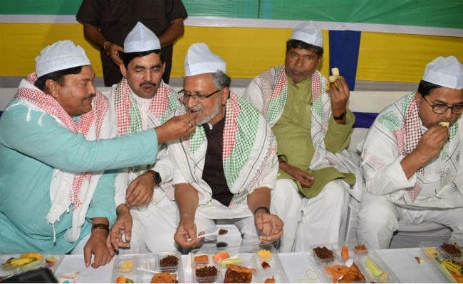 इफ्तार पार्टी में बोले सुशील मोदी- हिंदू-मुस्लिम मिलकर करें देश व राज्य का विकास