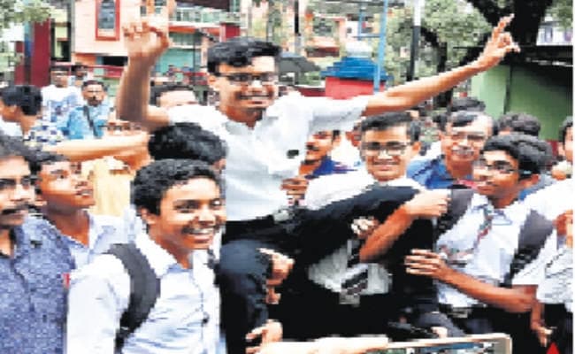 उच्च माध्यमिक : जलपाईगुड़ी के आर्ट्स के छात्र ग्रंथन टॉपर, लड़कों ने मारी बाजी