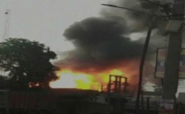 गैस सिलेंडर गोदाम में आग के बाद हुआ सीरियल ब्लास्ट, मौके पर पहुंची फायर ब्रिगेड और NDRF की टीम