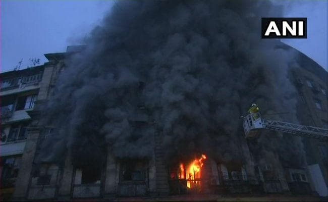 मुंबई की एक इमारत में आग लगी, एक हिस्सा गिरा, दो कर्मी घायल