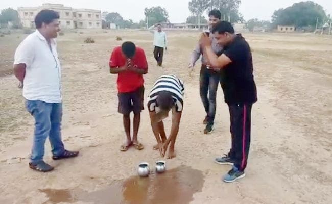 सीओ ने करायी लोटा पूजा : हे प्रभो! मन लगाकर पढ़ेंगे, खुले में शौच नहीं करेंगे, VIDEO वायरल