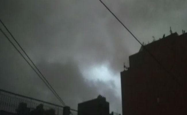 आंधी-पानी से बिजली आपूर्ति ध्वस्त, शहर का कई हिस्सा अंधेरे में डूबा
