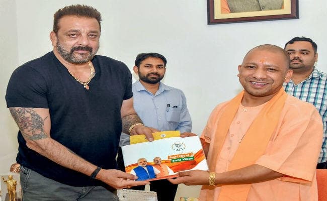 लखनऊ में फिल्म की शूटिंग करने गये संजय दत्त ने की सीएम योगी से मुलाकात की