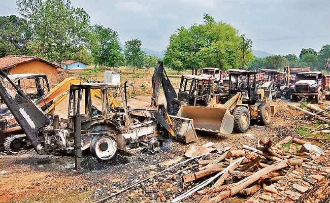 चाईबासा : नक्सलियों ने सड़क निर्माण में लगे 13 वाहन फूंक डाले