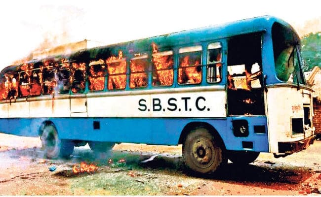 पानागढ़ :दुगार्पुर जा रही बस ने बाइक को लिया चपेट में, महिला और उसकी बेटी की हादसे में मौत, बस में लगायी आग