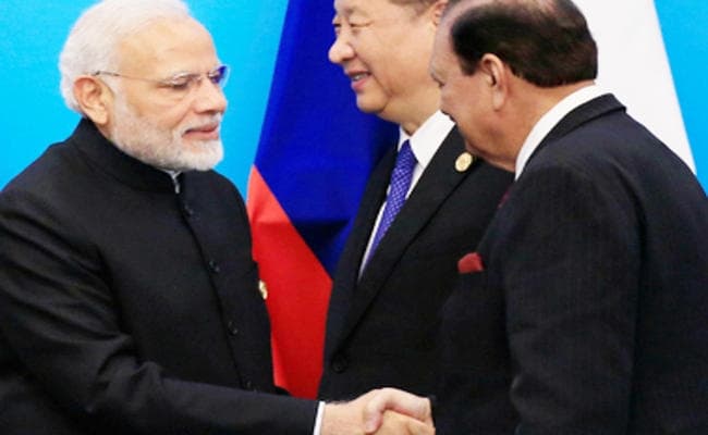 चीन में प्रधानमंत्री मोदी ने पाकिस्तान के राष्ट्रपति ममनून के साथ किया ऐसा, देखें VIDEO