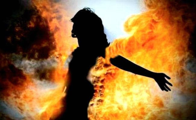 दूसरी शादी के चक्कर में पति ने दो बच्चों की मां को जिंदा जला कर मारने की कोशिश की,बेटी छोड़, बेटा लेकर आरोपित फरार