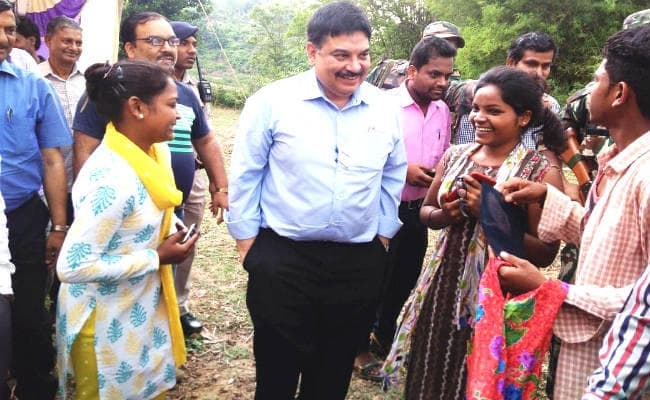 उग्रवादियों के गढ़ में पहुंचे मुख्य सचिव सुधीर त्रिपाठी, कहा- बदलाव से विकास की कहानी लिखेंगे