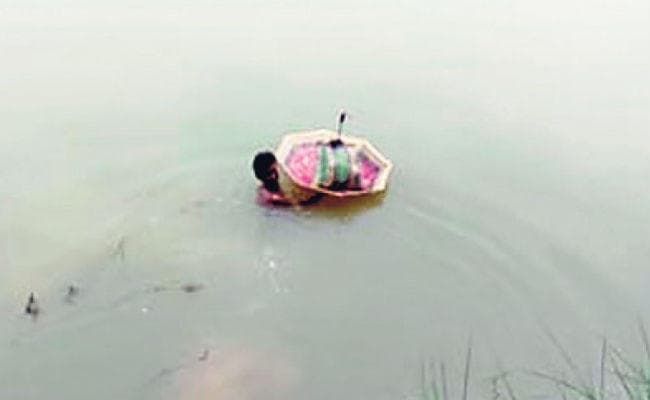 कोलकाता : नहरों से घिरा है पूर्व बर्दवान का यह गांव, अब भी धरती के ‘लाल’ तैर कर जाते हैं स्कूल