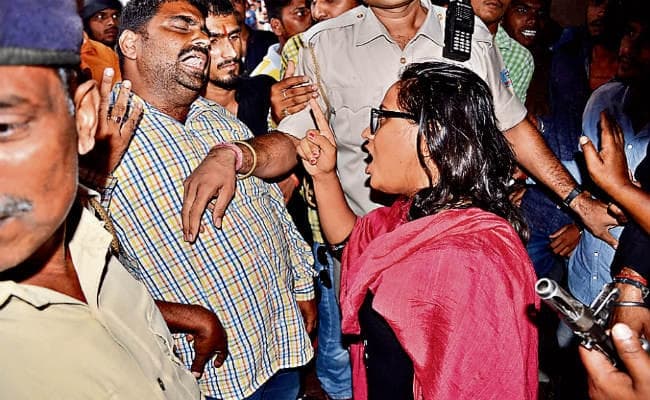 रांची : मेन रोड डेलीमार्केट के पास दो गुट में वि‍वाद : पथराव में पुलिस के तीन जवान हुए जख्मी, एक की आंख में लगी चोट