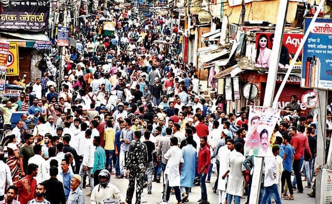 शटर गिराकर भागने लगे दुकानदार देखते ही देखते खाली हो गया बाजार, सर्जना चौक से डेली मार्केट तक भगदड़ का था माहौल