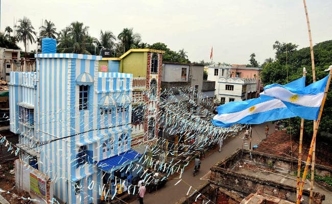 कोलकाता में मेसी के दीवाने के साथ देखें मैच, चाय के साथ मुफ्त में मिलेगा समोसा
