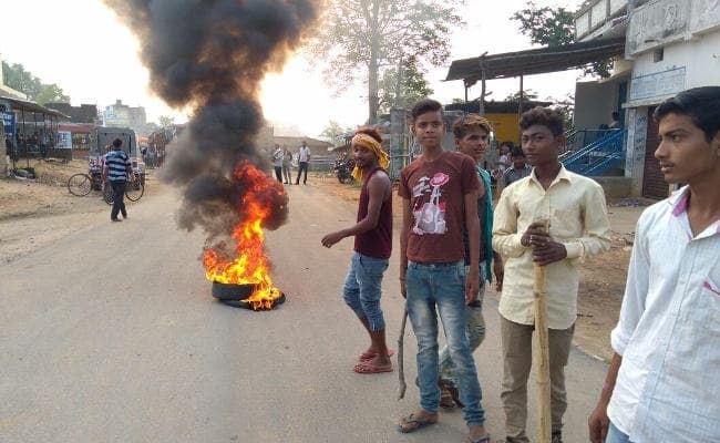 टांगी से मारकर युवक की हत्या, विरोध में लोगों ने टायर जलाकर रोड जाम की