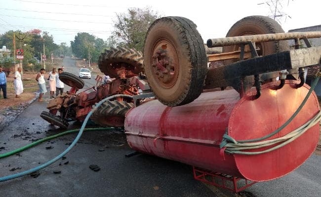 लातेहार में बीच सड़क पर पलट गया गढ़वा जा ट्रैक्टर