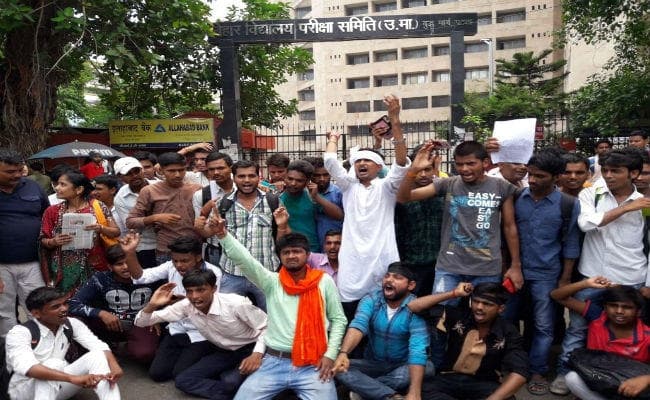 इंटरमीडिएट रिजल्ट को लेकर पांचवें दिन भी विरोध जारी, बड़ी संख्या में पहुंचे छात्र