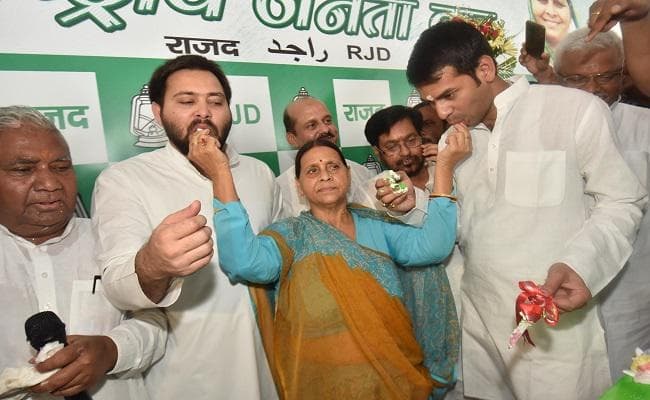 तेज प्रताप और तेजस्वी संग राबड़ी ने मनाया लालू का जन्मदिन, एकजुटता का दिया संदेश