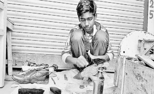 मालदा : बूट पालिश करते हुए संजय ने जारी रखी पढ़ाई, लगन रंग लाई माध्यमिक में हासिल किये 465 अंक