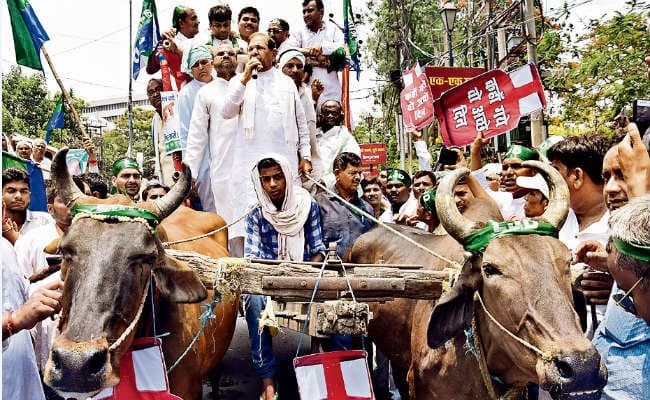 पटना : शरद यादव उतरे सड़क पर, केंद्र व राज्य सरकार की नीतियों को बताया जन विरोधी