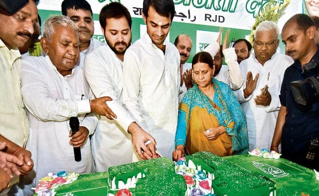 पटना : कुछ यूं तेजस्वी-तेजप्रताप ने मनाया पिता लालू यादव का बर्थ-डे, पार्टी से दूर रहे लालू