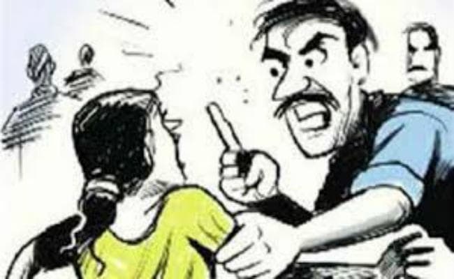 स्कूल जाने से रोकने के लिए बेटी को रोड पर पीटा