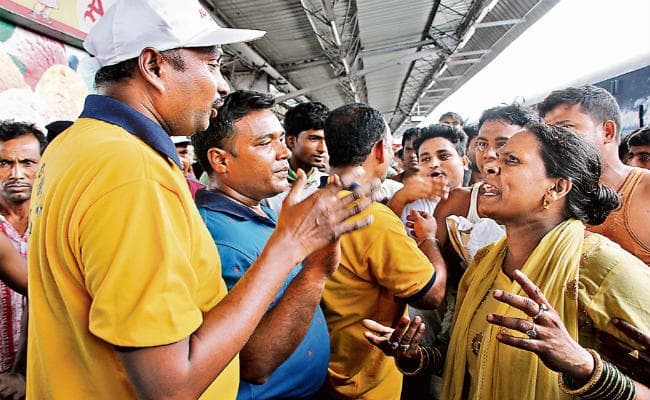 जमशेदपुर : खाने-पीने को लेकर मुंबई मेल के यात्रियों का टाटानगर में हंगामा